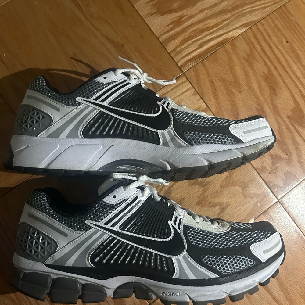 Nike Black and White Athletic Shoes with Supportive Midsole